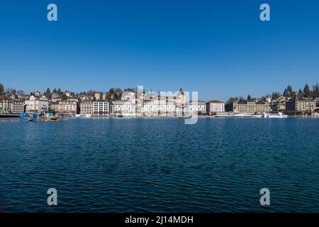 Luzern, Schweiz, 10. März 2022 Blick über den Vierwaldstättersee mit der Stadt im Hintergrund an einem sonnigen Tag Stockfoto