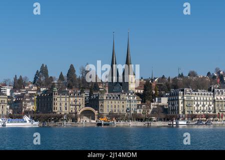 Luzern, Schweiz, 10. März 2022 Blick über den Vierwaldstättersee mit der Stadt im Hintergrund an einem sonnigen Tag Stockfoto