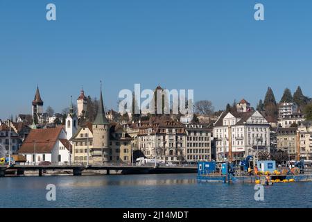 Luzern, Schweiz, 10. März 2022 Blick über den Vierwaldstättersee mit der Stadt im Hintergrund an einem sonnigen Tag Stockfoto