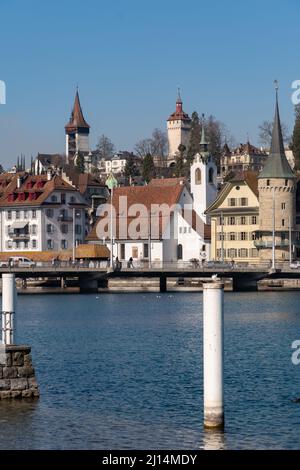 Luzern, Schweiz, 10. März 2022 Blick über den Vierwaldstättersee mit der Stadt im Hintergrund an einem sonnigen Tag Stockfoto