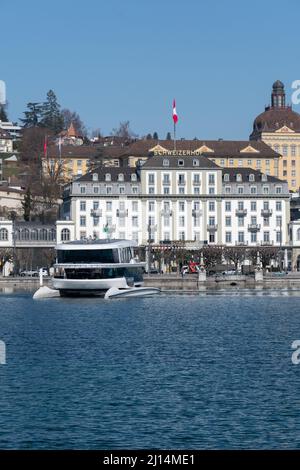 Luzern, Schweiz, 10. März 2022 an einem sonnigen Tag bringt die Fähre Touristen über den Vierwaldstättersee Stockfoto