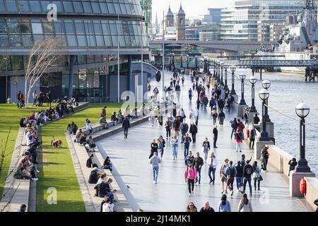 Menschen, die einen sonnigen Tag auf der Queen's Walk Promenade in London, England, Großbritannien genießen Stockfoto