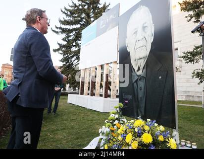 Weimar, Deutschland. 22. März 2022. Vor einem Kranz und Foto steht der Ministerpräsident von Thüringen, Bodo Ramelow (die Linke), bei einer Gedenkfeier für den Buchenwalder Überlebenden Boris Romantschenko. Der 96-jährige Boris Romantschenko wurde bei einem Bombenanschlag in Charkiw getötet. Quelle: Bodo Schackow/dpa-Zentralbild/dpa/Alamy Live News Stockfoto