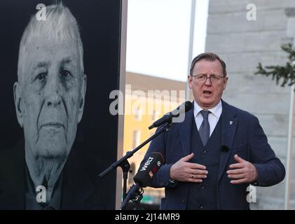 Weimar, Deutschland. 22. März 2022. Der Thüringer Ministerpräsident Bodo Ramelow (die Linke) spricht neben dem Foto des Buchenwalder Überlebenden Boris Romantschenko während einer Gedenkfeier für ihn. Der 96-jährige Boris Romantschenko wurde bei einem Bombenanschlag in Charkiw getötet. Quelle: Bodo Schackow/dpa-Zentralbild/dpa/Alamy Live News Stockfoto