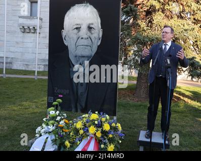 Weimar, Deutschland. 22. März 2022. Der Thüringer Ministerpräsident Bodo Ramelow (die Linke) spricht neben dem Foto des Buchenwalder Überlebenden Boris Romantschenko während einer Gedenkfeier für ihn. Der 96-jährige Boris Romantschenko wurde bei einem Bombenanschlag in Charkiw getötet. Quelle: Bodo Schackow/dpa-Zentralbild/dpa/Alamy Live News Stockfoto