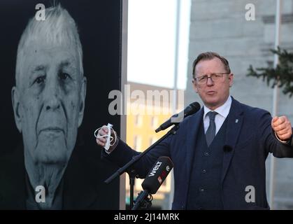 Weimar, Deutschland. 22. März 2022. Der Thüringer Ministerpräsident Bodo Ramelow (die Linke) spricht neben dem Foto des Buchenwalder Überlebenden Boris Romantschenko während einer Gedenkfeier für ihn. Der 96-jährige Boris Romantschenko wurde bei einem Bombenanschlag in Charkiw getötet. Quelle: Bodo Schackow/dpa-Zentralbild/dpa/Alamy Live News Stockfoto