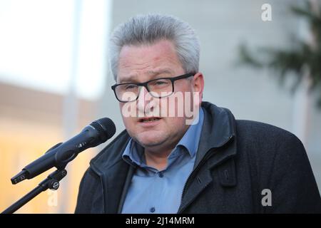 Weimar, Deutschland. 22. März 2022. Jens-Christian Wagner, Direktor der Stiftung Gedenkstätte Buchenwald und Mittelbau-Dora, spricht bei einer Gedenkfeier für den Buchenwalder Überlebenden Boris Romantschenko. Der 96-jährige Boris Romantschenko wurde bei einem Bombenangriff in Charkiw getötet. Quelle: Bodo Schackow/dpa-Zentralbild/dpa/Alamy Live News Stockfoto