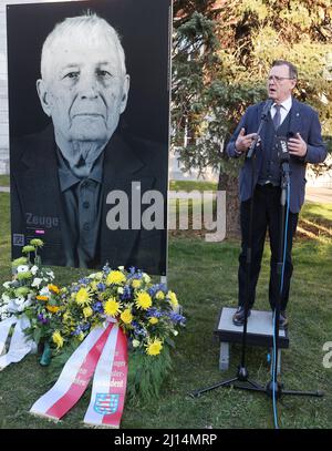 Weimar, Deutschland. 22. März 2022. Der Thüringer Ministerpräsident Bodo Ramelow (die Linke) spricht neben dem Foto des Buchenwalder Überlebenden Boris Romantschenko während einer Gedenkfeier für ihn. Der 96-jährige Boris Romantschenko wurde bei einem Bombenanschlag in Charkiw getötet. Quelle: Bodo Schackow/dpa-Zentralbild/dpa/Alamy Live News Stockfoto