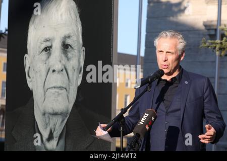 Weimar, Deutschland. 22. März 2022. Martin Kranz, Intendant ACHAVA Festspiele, spricht neben dem Foto des Buchenwalder Überlebenden Boris Romantschenko während einer Gedenkfeier für ihn. Der 96-jährige Boris Romantschenko wurde bei einem Bombenangriff in Charkiw getötet. Quelle: Bodo Schackow/dpa-Zentralbild/dpa/Alamy Live News Stockfoto