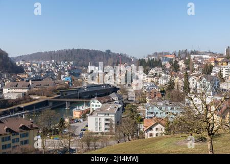 Luzern, Schweiz, 10. März 2022 schöner Blick über die Stadt und den Reuss an einem sonnigen Tag Stockfoto