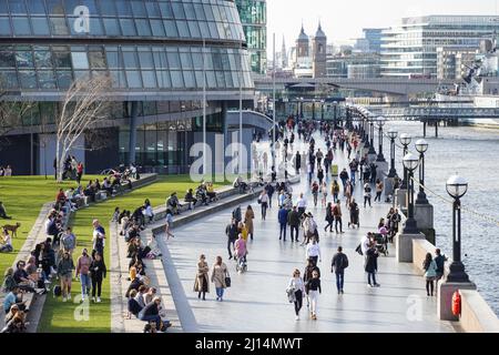 Menschen, die einen sonnigen Tag auf der Queen's Walk Promenade in London, England, Großbritannien genießen Stockfoto