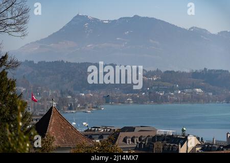 Luzern, Schweiz, 10. März 2022 Blick über den See und die Stadt mit den schönen alpen im Hintergrund Stockfoto