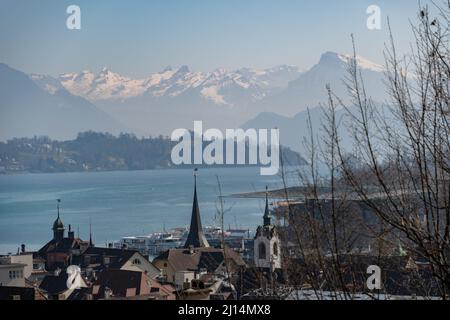 Luzern, Schweiz, 10. März 2022 Blick über den See und die Stadt mit den schönen alpen im Hintergrund Stockfoto