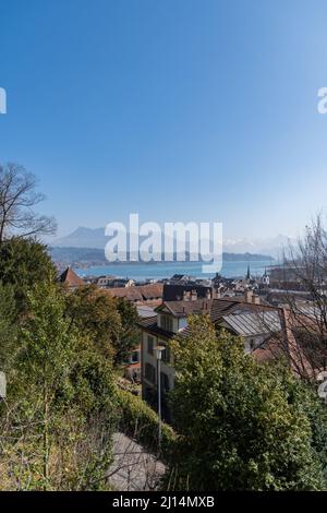 Luzern, Schweiz, 10. März 2022 Blick über den See und die Stadt mit den schönen alpen im Hintergrund Stockfoto