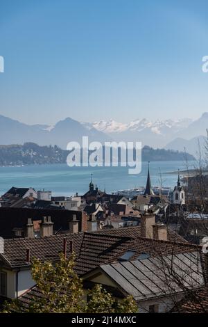 Luzern, Schweiz, 10. März 2022 Blick über den See und die Stadt mit den schönen alpen im Hintergrund Stockfoto