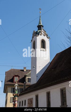 Luzern, Schweiz, 10. März 2022 Turm einer weißen Kirche in der Altstadt Stockfoto