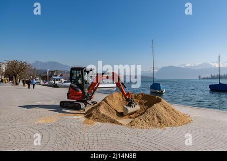 Luzern, Schweiz, 10. März 2022 Bagger und ein Sandhaufen an der Wasserpromenade Stockfoto