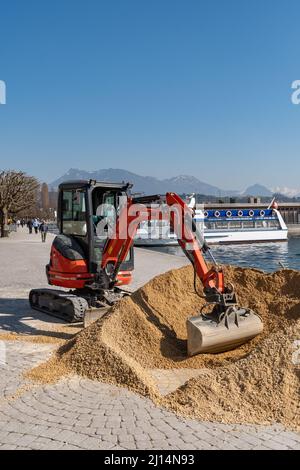 Luzern, Schweiz, 10. März 2022 Bagger und ein Sandhaufen an der Wasserpromenade Stockfoto