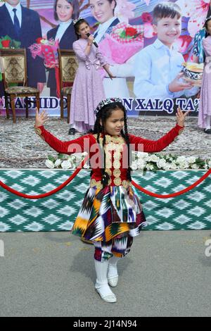 Usbekische junge Frauen in Nationalkostümen beim Frühlingsfest von Navruz Stockfoto