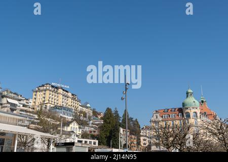 Luzern, Schweiz, 10. März 2022 Historische Architektur an sonnigen Tagen am Wasser Stockfoto