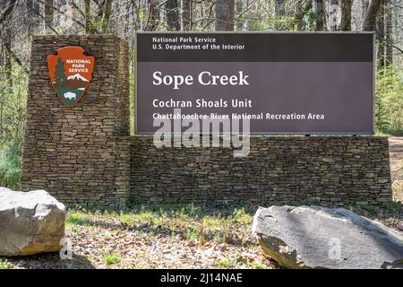 National Park Service Schild am Eingang zum Sope Creek, wo sich die Ruinen der Sope Creek Mill und mehrere Wanderwege in Marietta, Georgia, befinden. (USA) Stockfoto