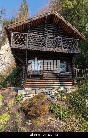 Luzern, Schweiz, 10. März 2022 kleines Holzhaus im Gletschergartenmuseum Stockfoto