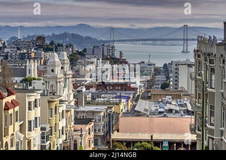 Die Skyline des Bezirks Nob Hill und die Bay Bridge in der Ferne, San Francisco, Kalifornien, USA Stockfoto