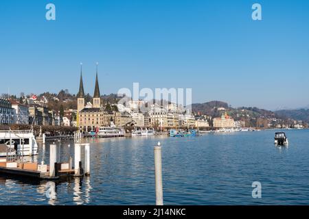 Luzern, Schweiz, 10. März 2022 grandioser Blick über den Vierwaldstättersee an einem klaren, blauen Tag Stockfoto
