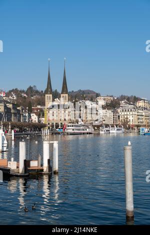 Luzern, Schweiz, 10. März 2022 grandioser Blick über den Vierwaldstättersee an einem klaren, blauen Tag Stockfoto