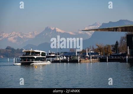 Luzern, Schweiz, 10. März 2022 grandioser Blick über den Vierwaldstättersee an einem klaren, blauen Tag Stockfoto