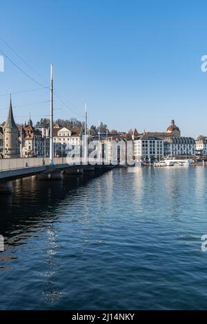 Luzern, Schweiz, 10. März 2022 grandioser Blick über den Vierwaldstättersee an einem klaren, blauen Tag Stockfoto