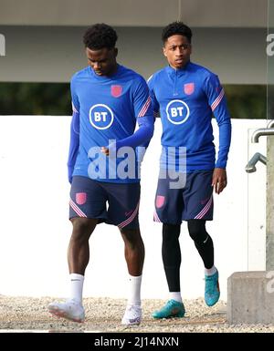 Die Engländerin Bukayo Saka (links) und Kyle Walker-Peters während einer Trainingseinheit im St. George's Park, Burton-upon-Trent. Bilddatum: Dienstag, 22. März 2022. Stockfoto