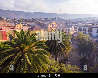 Luftdrohne Aufnahme des Central Square in San Cristobal de Las Casas am sonnigen Morgen Stockfoto