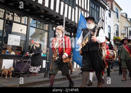 Worcester, Großbritannien. 3.. September 2021. Im Bild: Eine verblenderte Dame und ihr Hund beobachten, wie die Nachschauspieler die mittelalterliche Friar Street im Zentrum von WOR entlang marschieren Stockfoto