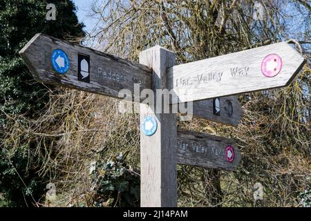 Wegweiser in Castle Acre, Norfolk, wo sich die Fußwege Peddars Way und Nar Valley Way kreuzen. Stockfoto