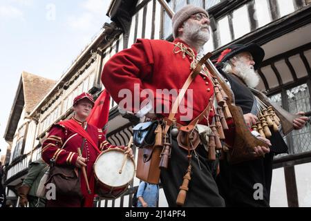 Worcester, Großbritannien. 3.. September 2021. Im Bild: Musket mit Nachdarstellern marschieren durch die mittelalterliche Friar Street im Zentrum von Worcester. / Englische Civ Stockfoto