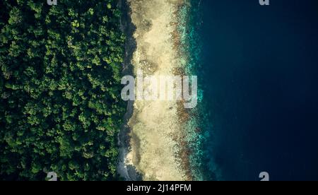 Ein kleines Stück Paradies. High-Angle-Aufnahme der schönen Inseln Indonesiens. Stockfoto