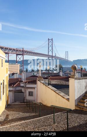 Die Treppe, die zum Miradouro de Santo Amaro führt, mit seinem atemberaubenden Blick auf die Brücke Ponte de 25 Abril und Rio Tejo, in Alcântara, Lissabon. Stockfoto