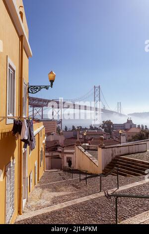 Die Treppe, die zum Miradouro de Santo Amaro führt, mit seinem atemberaubenden Blick auf die Brücke Ponte de 25 Abril und Rio Tejo, in Alcântara, Lissabon. Stockfoto