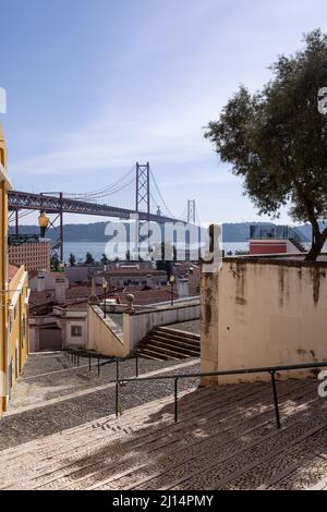 Die Treppe, die zum Miradouro de Santo Amaro führt, mit seinem atemberaubenden Blick auf die Brücke Ponte de 25 Abril und Rio Tejo, in Alcântara, Lissabon. Stockfoto