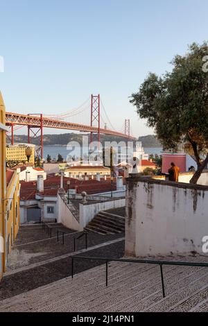 Die Treppe, die zum Miradouro de Santo Amaro führt, mit seinem atemberaubenden Blick auf die Brücke Ponte de 25 Abril und Rio Tejo, in Alcântara, Lissabon. Stockfoto