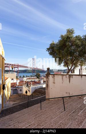 Die Treppe, die zum Miradouro de Santo Amaro führt, mit seinem atemberaubenden Blick auf die Brücke Ponte de 25 Abril und Rio Tejo, in Alcântara, Lissabon. Stockfoto