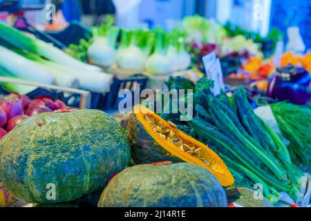 Szene des Rialto-Marktes, mit Gemüse zum Verkauf, in Venedig, Venetien, Norditalien Stockfoto