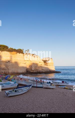 Praia da Nossa Senhora da Rocha, ein kleiner Strand, in der Küstenstadt Alporchinhos an der Algarve, Portugal, umgeben von atemberaubenden Klippen. Stockfoto