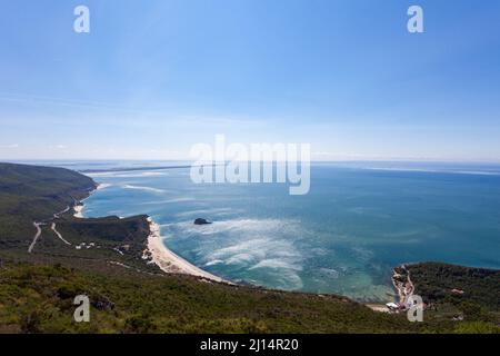Der atemberaubende Blick auf die Küste des Naturparks Arrábida mit seinen schönen abgelegenen Stränden, südlich von Lissabon, Portugal Stockfoto