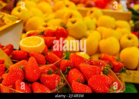 Szene des Rialto-Marktes, mit Obst und Gemüse zum Verkauf, in Venedig, Venetien, Norditalien Stockfoto