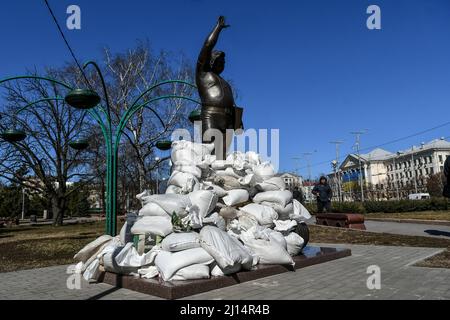 ZAPORIZHZHIA, UKRAINE - 22. MÄRZ 2022 - Sandsäcke, die von lokalen Freiwilligen, Historikern und Museumsmitarbeitern gestapelt wurden, versiegeln das Denkmal für den ukrainischen Gewichtlift Stockfoto