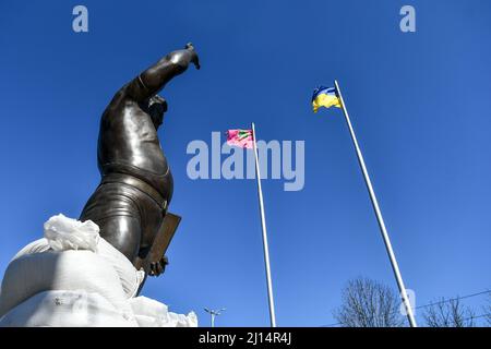 ZAPORIZHZHIA, UKRAINE - 22. MÄRZ 2022 - Sandsäcke, die von lokalen Freiwilligen, Historikern und Museumsmitarbeitern gestapelt wurden, versiegeln das Denkmal für den ukrainischen Gewichtlift Stockfoto