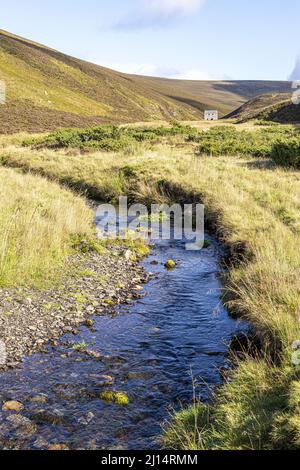 Blick auf die alte Mine Lecht im Tal von Conglass Water bei Blairnamarrow in der Nähe von Tomintoul, Moray, Schottland, Großbritannien. Stockfoto