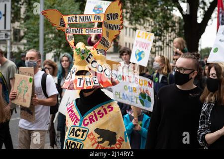 Bristol, Großbritannien. 24.. September 2021. Etwa zweihundert Schulkinder und Aktivisten nehmen an einem Klimaschutzprotest in Bristol Teil. Bristol sc Stockfoto